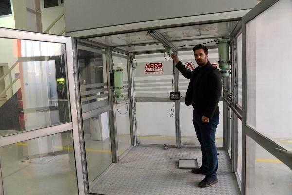 <p>'GÖZ KIRPMA SÜRESİNDE SÖNDÜRÜYOR'</p>
<p>Firmanın Proje Departman Müdürü Zekeriya Gürcan, yaptığı açıklamada, sistemi yerli mühendisler ile tasarlayıp geliştirerek ilk defa 2012'de kara platformlarına entegre ettiklerini, daha sonra hava ve gemi platformları için de sistemi geliştirip entegre ettiklerini söyledi. Sistemin, füze ya da aracın içerisine molotofun gelmesi gibi tehditleri algılayıp söndürme kabiliyetine sahip olduğunu belirten Gürcan, "Sistem 3 ana parçadan oluşuyor.</p>