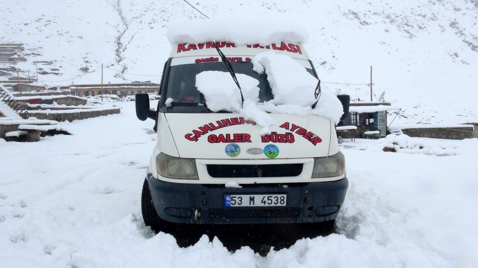 <p>Seyirlik manzara, yayladakiler tarafından cep telefonu kamerasıyla kaydedildi. </p>