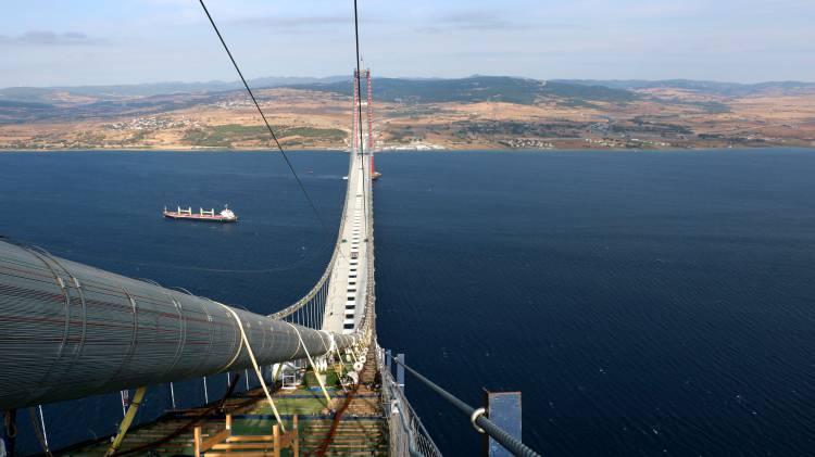 <p><strong>YÜKSEKLİĞİ EYFEL'İ GEÇTİ</strong></p>

<p>Çanakkale Deniz Zaferi'nin kazanıldığı gün olan 18 Mart'ı simgeleyen 318 metrelik yüksekliğiyle 1915 Çanakkale Köprüsü'nün kuleleri, Fransa'nın başkenti Paris'in simgesi olan ve 300 metre yüksekliğe sahip Eyfel Kulesi'ni geçti.</p>

<p> </p>
