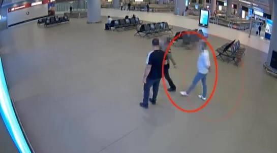 <p>Olayla ilgili gözaltına alınan 3 şüpheli emniyetteki işlemlerinin ardından çıkarıldığı adli makamlarca tutuklandı. Şüphelilerin yakalanma anları havalimanı güvenlik kameralarınca görüntülendi. </p>
