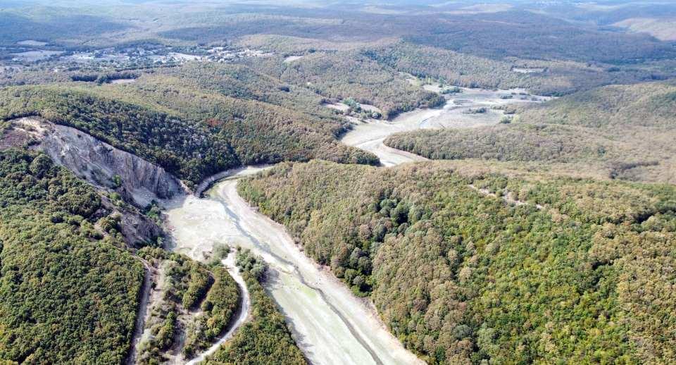 <p>Pabuçdere Barajı'ndaki 'Can güvenliği bakımından göle girmek tehlikelidir' yazısı da toprak üzerinde kaldı. Kuruyan barajda besicilerin hayvanlarını otlattığı görüldü. İstanbul’a su sağlayan Trakya’daki Istrancalar Barajı’nın doluluk oranı ise 22,34 olarak ölçüldü.</p>
<p> </p>