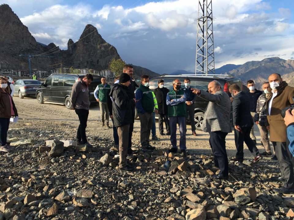 <div><strong>'KASIM SONU SU TUTACAK'</strong></div>

<div> </div>

<div>Yusufeli ilçesinin yeni yerleşim yerine taşınma sürecinin devam ettiğini belirten Limak Holding Yönetim Kurulu Başkanı Nihat Özdemir, “Kasım sonu itibarıyla su tutacak baraj, 4 ay sonra da enerji üretmeye başlayacak. Baraj ne kadar erken devreye girerse ülke ekonomisine o kadar katkısı olacak. </div>
