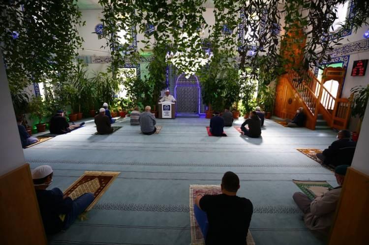 <p>Nevşehirli imam hatip Ahmet Aydemir, görev yaptığı caminin içerisini çiçeklerle donatarak  botanik bahçesi haline getirdi. Cami hem cemaat hem de halkın büyük beğenisini topladı.</p>

<p> </p>

