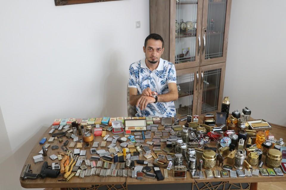<p>Malatya’nın Battalgazi ilçesinde yaşayan Mustafa Işık, babaannesine hediye edilen ‘muhtar çakmağını’ merak ederek araştırmaya başladıktan sonra çakmaklara ilgi duymaya başladı. Işık’ın sigara içmediği halde 20 yılı aşkın süredir para ile satın aldığı ve arkadaşlarının hediye ettiği çakmaklar koleksiyon halini aldı.</p>
<p> </p>