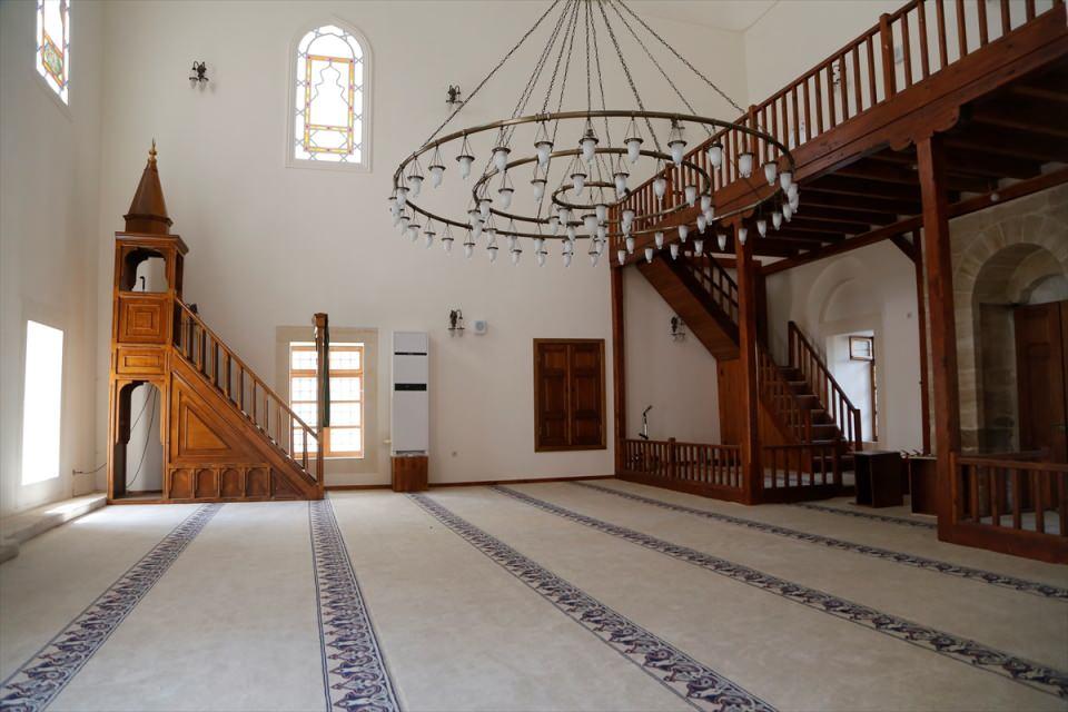 <p>14. yüzyılda yaptırılan ve restorasyonu Tekirdağ Büyükşehir Belediyesince tamamlanan Osmanlı yapısı Güzelköy Camisi de ziyaretçilerini geçmişe götürüyor.</p>
<p> </p>
