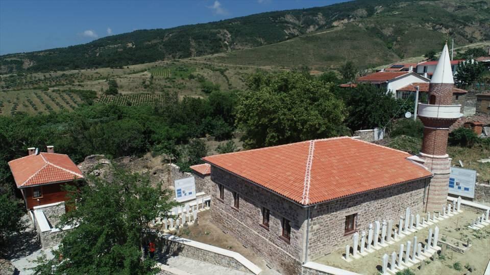 <p>Kentin doğal güzelliklerinin yanı sıra tarihi yapılarıyla da dikkati çektiğini belirten Hacıoğlu, "Tekirdağ 1357 yılından itibaren Osmanlı'nın hakimiyetine geçen bir yer. Osmanlı kurulurken, genişlerken ve yükselirken burada çok önemli eserler de ortaya koydu.</p>