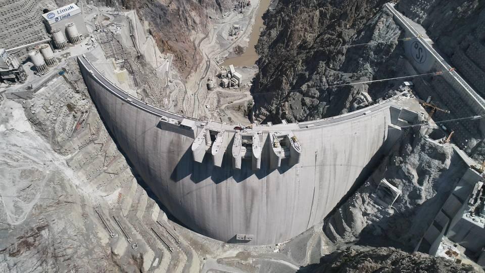 <p>Artvin’de, Çoruh Nehri üzerinde 275 metre gövde yüksekliği ile Türkiye’nin en yüksek, dünyanın ise 'çift eğrilikli ince kemer baraj tipi' kategorisinde 3’üncü en yüksek barajı olacak Yusufeli Barajı’nın inşaatı tamamlandı. </p>
