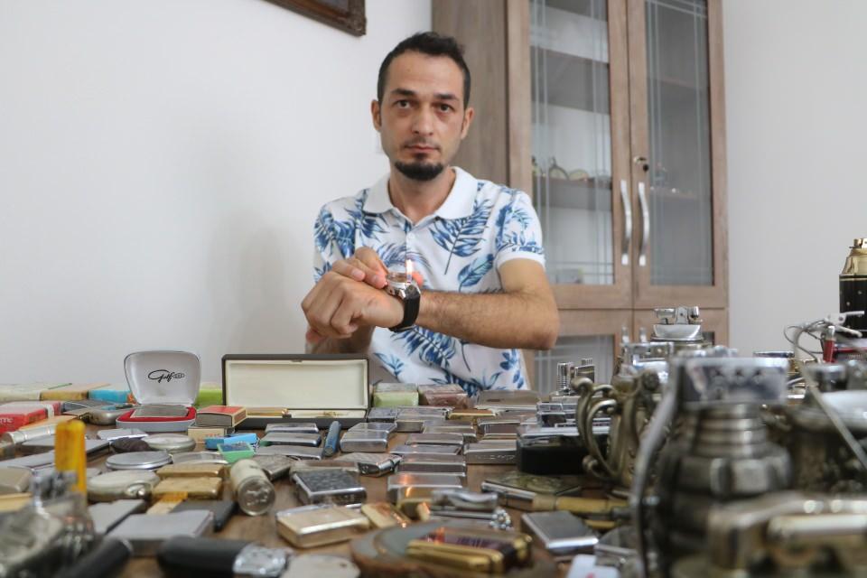 <p>Malatya’da yaşayan 35 yaşındaki Mustafa Işık, babaannesine hediye edilen çakmak ile başladığı çakmak koleksiyonunda 20 yılda sayıyı 350’ye çıkardı. Işık, “Sen sigara içmiyorsun bize ver” diyenlere aldırış etmeden topladığı çakmaklara gözü gibi bakıyor.</p>