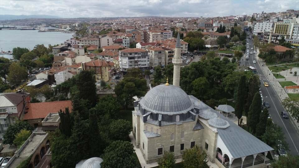 <p>Tekirdağ doğal güzelliklerinin yanı sıra Mimar Sinan'ın izlerini taşıyan camileriyle de ön plana çıkıyor.</p>

<p> </p>
