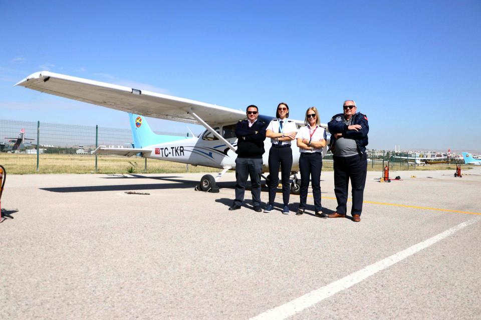 <p>Ankara'da Kadri Özün, sivil havacılık sektörünün ihtiyaç duyduğu pilotların yetiştirildiği THK Uçuş Akademisi'nde 1973 yılında 2 yıllık uçuş eğitimine başlayarak pilot oldu. </p>

<p> </p>
