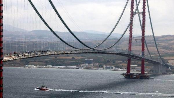 <p>Çanakkale Boğazı'nda yapılan ilk köprü antik kaynaklardan Herodot'un bize anlattığına göre yaklaşık 700 geminin birbirlerine halatlarla bağlanması, üzerine kalasların ve toprağın döşenmesiyle yapılmış bir yüzer köprü. Nara Burnu ile Gelibolu Yarımadası'ndaki Bigalı Kalesi arasında birbirine paralel iki köprü birden inşa etmişler" diye konuştu.</p>