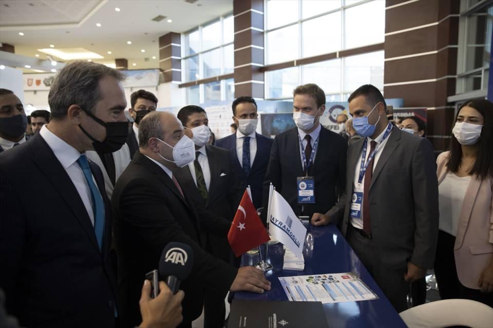<p>Sanayi ve Teknoloji Bakanı Mustafa Varank, Türkiye'de savunma sanayisi alanında yatırım açısından büyük imkanlar bulunduğunu belirterek, "Yerli ya da yabancı ayırmıyoruz. Türkiye'de yatırım yapmak isteyen herkesi ülkemize davet ediyoruz." dedi.</p>

<p> </p>
