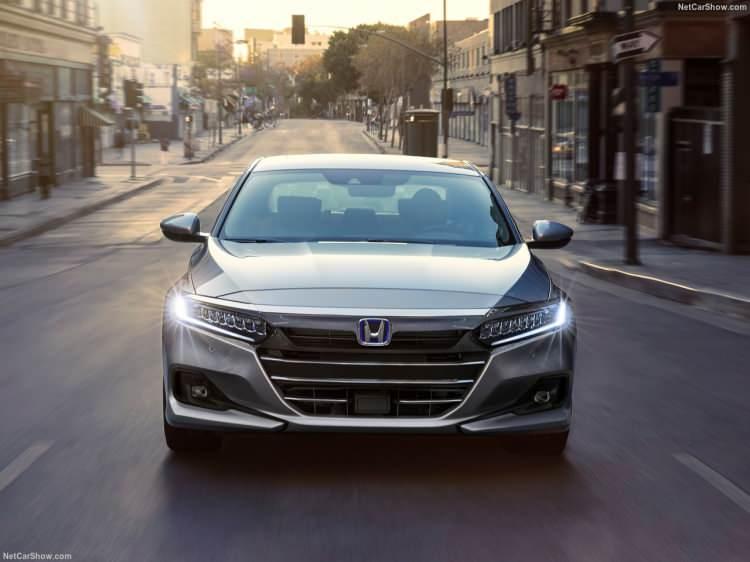 <p><strong>HONDA ACCORD MOTOR SEÇENEKLERİ</strong></p>

<p>Yeni Accord'un kaputu altında 1.5 litre VTEC turbo motor bulunuyor. 190 beygir güç ve 260 Nm tork üreten motorun birleşik yakıt tüketimi 7,3 lt/100 km olarak açıklandı.</p>

<p> </p>
