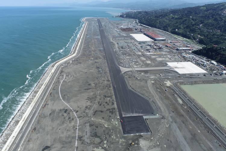 <p>Terminal binamız, yöresel mimarinin bolca kullanıldığı, eski Rize mimarisini hatırlatan bir dokuda olacak. Etrafındaki tüm yapılarda da yöresel mimariyi bolca kullanacağız. </p>