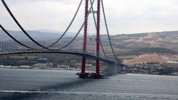 <p>"Çanakkale Boğazı, tarih içerisinde insanların Asya ve Avrupa arasında yüzyıllar, bin yıllar boyunca geçiş yaptığı bir yer. Şimdiye kadar insanlar, ilk boğaz köprüsünü saymazsak hep bu denizi kayıklarla, gemilerle geçtiler. </p>