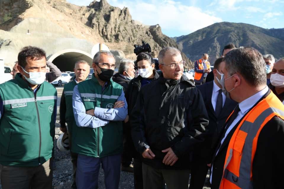 <p>275 metre gövde yüksekliği ile Türkiye’nin en yüksek, dünyanın ise 'çift eğrilikli ince kemer baraj tipi' kategorisinde 3’üncü en yüksek barajı olan Yusufeli Barajı’nda, 558 megavat kurulu güce sahip santral yer alıyor. Proje, Türkiye’nin öz kaynakları ile tamamı Türk mühendisler tarafından inşa edildi. Barajla Antalya ili büyüklüğünde bir kentte 2,5 milyon kişinin elektrik ihtiyacı karşılanabilecek.</p>
<p> </p>