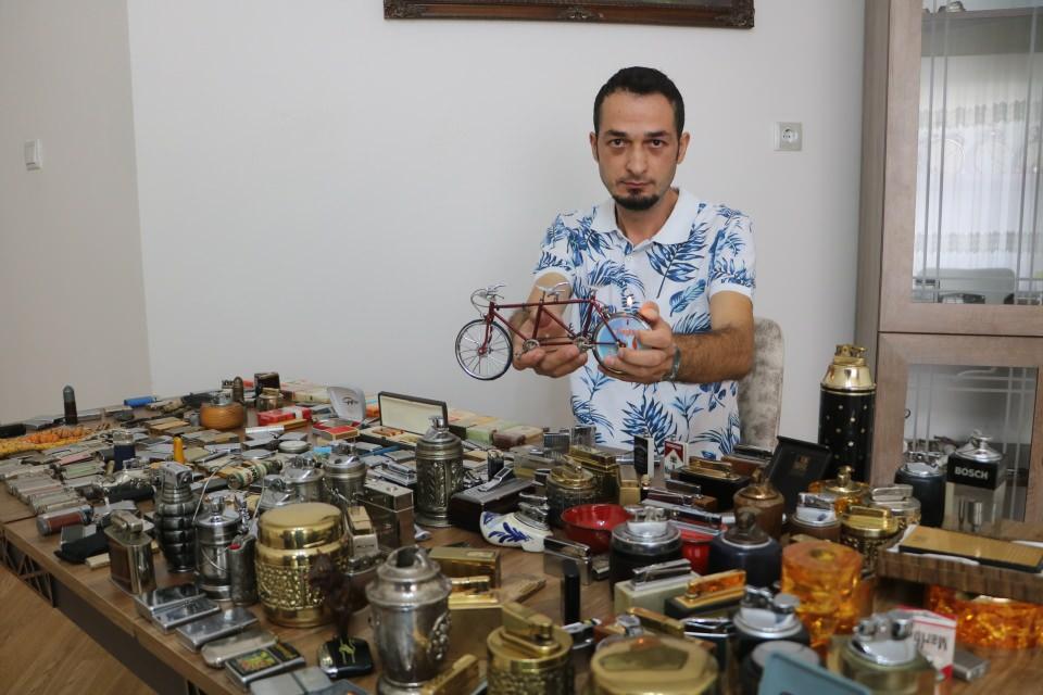 <p>Neden muhtar çakmağı araştırdım. Bazı bilgilere ulaştım. Osmanlı döneminde Osmanlı döneminde çakmaktan vergi alınırmış ve çakmak çok önemli bir alettir şu anki cep telefonları gibi. Bu da yaklaşık 100 yıllık bir çakmaktır. </p>
