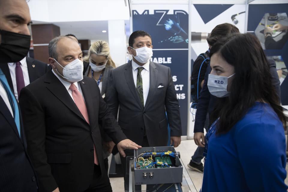 <p>Sektörün birbirini tanıması ve yatırım yapmak isteyen firmaların buluşmaları anlamında bu tip fuarların önemini vurgulayan Varank, fuarın Ankara'da düzenleniyor olmasını da önemsediğini bildirdi.</p>

<p> </p>
