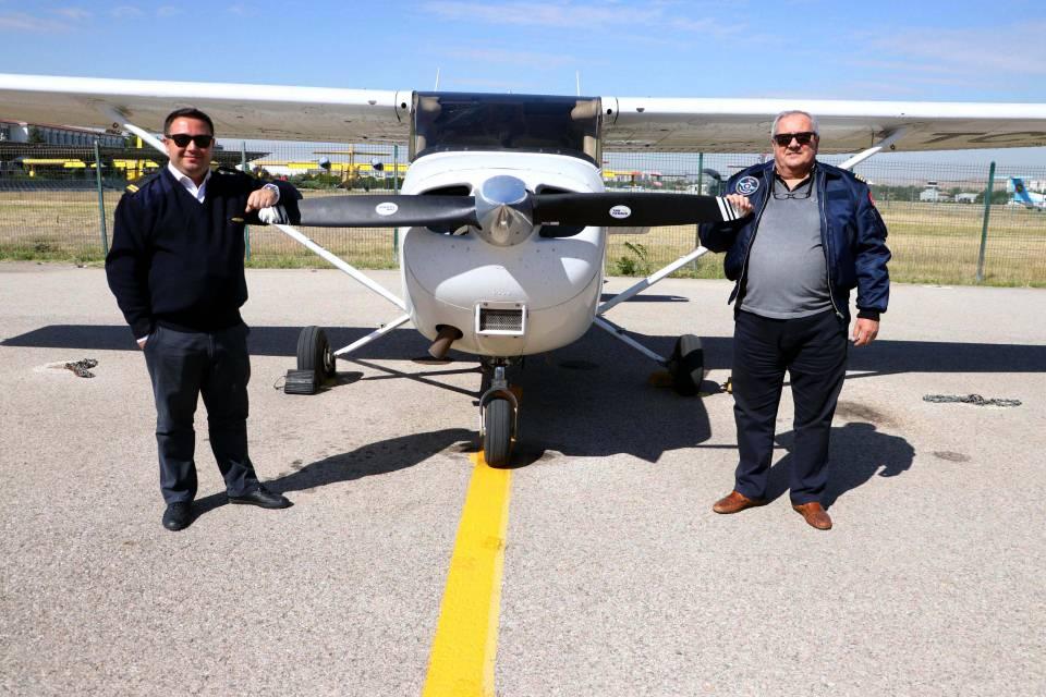 <p><strong>'AİLECEK UÇUYORUZ'</strong></p>
<p>Kadri Özün ise ailece pilot olmanın verdiği gururla yaşadığını söyleyerek, "THK'da 1973 yılında uçuşa başladım. 2004 yılına kadar yaklaşık 11 bin saat uçuşla emekli oldum. Eşimle THK'da beraber çalışıyorduk. Orada uçuş eğitimine başladığı zaman öğretmenlik yaptım. Hocasıydım, kocası oldum. Ailecek uçuyoruz. Gururluyum, mutluyum" ifadelerini kullandı.</p>