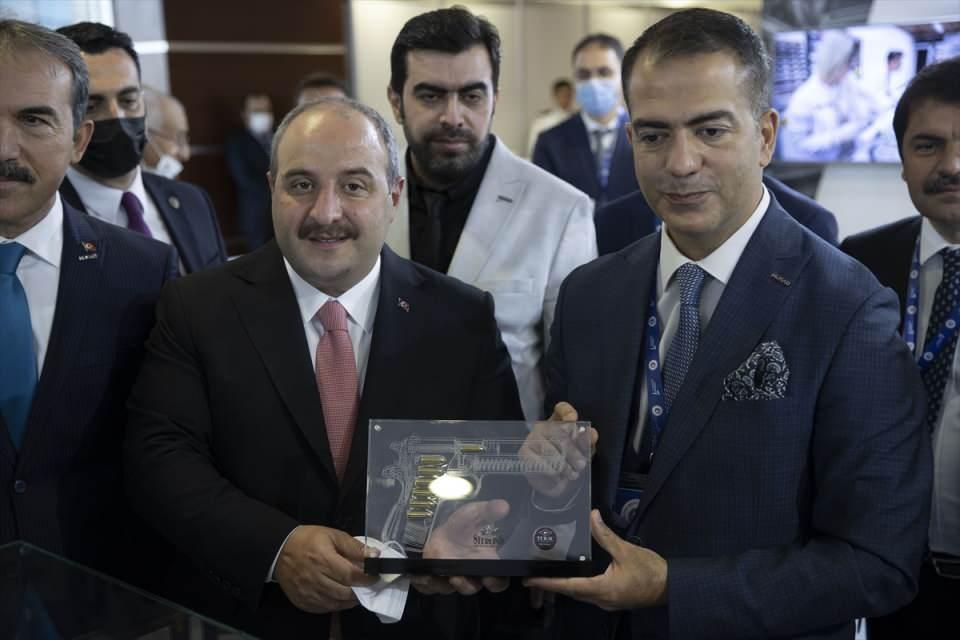 <p>Turaç Hafif Silah Mühimmatları Şirketinin standını ziyareti sırasında daha önce firmanın fabrikasını da gezdiklerini hatırlatan Varank, buradaki ürünlerle atış yarışmasına katıldığını anımsattı.</p>
<p> </p>