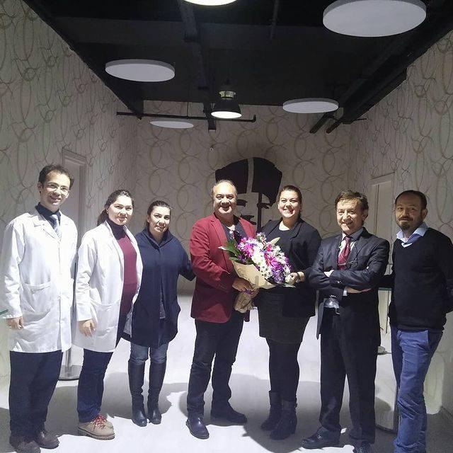 <p><strong> Mimar Sinan Üniversitesi Devlet Konservatuvarı Tiyatro bölümünü bitiren Erdinç, Devlet Tiyatroları'nda çalışmaya başladı. Birçok projede yer alan oyuncu, Kurtlar Vadisi'nde hayat verdiği 'Şevko' karakteriyle tanındı.</strong></p>