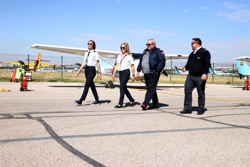 <p><strong>BABA EMEKLİ OLDU, ANNE VE ÇOCUKLARI ÇALIŞIYOR</strong></p>
<p>Kadri Özün, THK Uçuş Akademisi'nde uçuş öğretmenliği, hava taksi pilotluğu, yangın ve ilaçlama pilotluğu yaptıktan sonra 1989'da ayrılarak özel şirketlerde kaptan pilot olarak çalıştı, 2004 yılında da emekli oldu. </p>