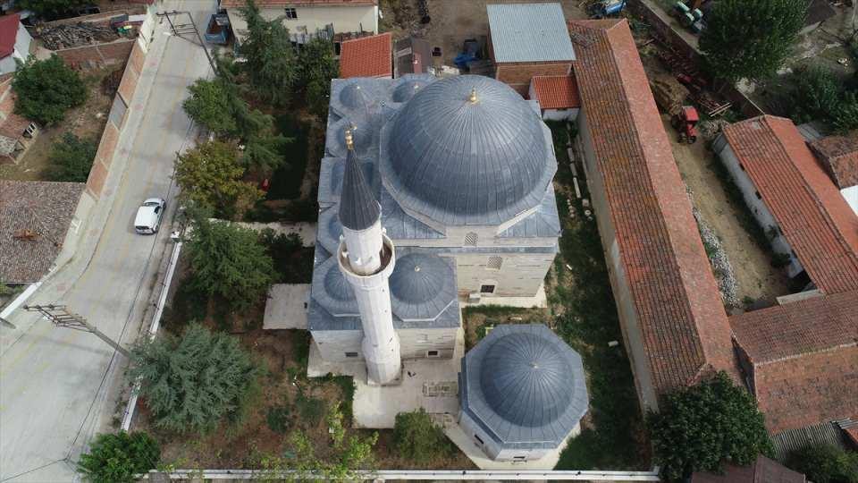 <p>Kanuni Sultan Süleyman'ın damadı Rüstem Paşa tarafından Tekirdağ'da denize hakim bir tepede 1547-1553 yıllarında Mimar Sinan'a yaptırılan Rüstem Paşa Camisi, tek şerefeli minaresi, 5 sütunlu şadırvanı, geometrik motiflerle bezenmiş kapı ve pencereleriyle dikkati çekiyor.</p>

<p> </p>
