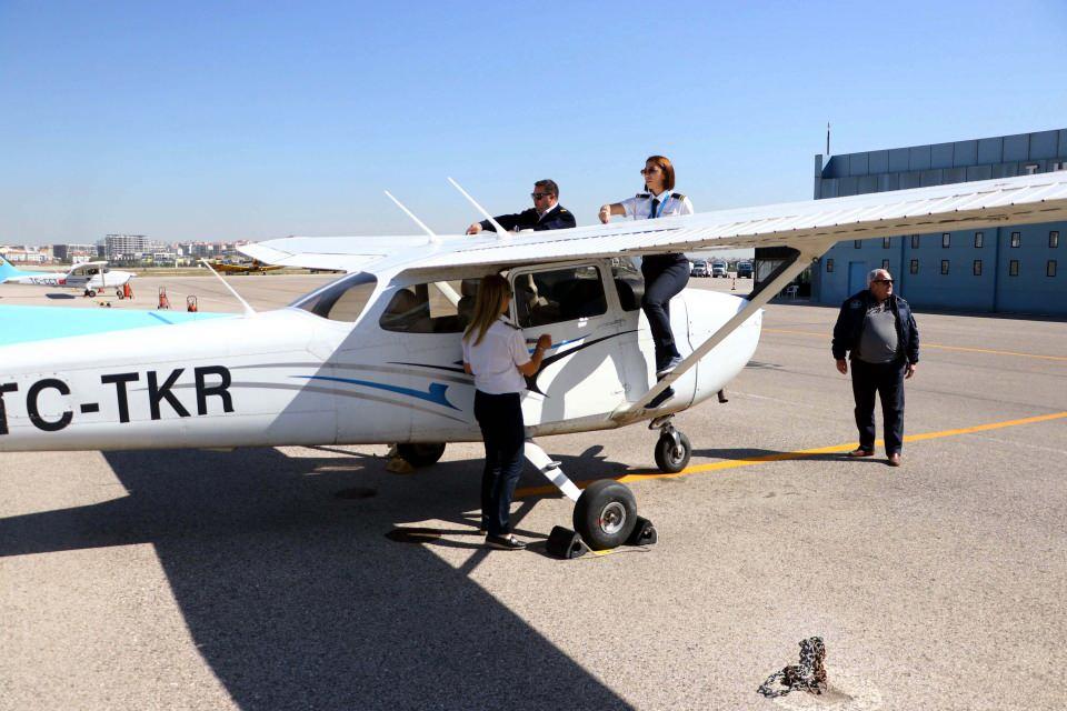 <p>Gökhür Özün ise uçuşa ilk annesinin karnında başladığına dikkat çekerek, "2000 yılında pilot lisansımı aldım. Ondan sonra devam ettim. </p>
<p> </p>