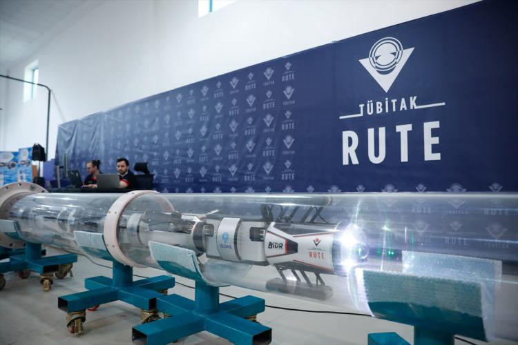<p>"KARMAŞIK HATLARDA HAREKET EDEBİLİYOR"</p>
<p>TÜBİTAK Robotik Akıllı Sistemler Grubu Baş Uzman Araştırmacısı ve Proje Yürütücüsü Dr. Hüseyin Ayhan Yavaşoğlu da Robot Göz'ün boru içerisindeki 2 buçuk kilometrelik kablosuz haberleşme testini başarıyla tamamladığını aktardı.</p>
<p>Robot Göz'ün en önemli özelliğinin "manyetik akı kaçağı sensörü"nü kaydeden Yavaşoğlu konuya ilişkin bilgileri şöyle paylaştı:</p>