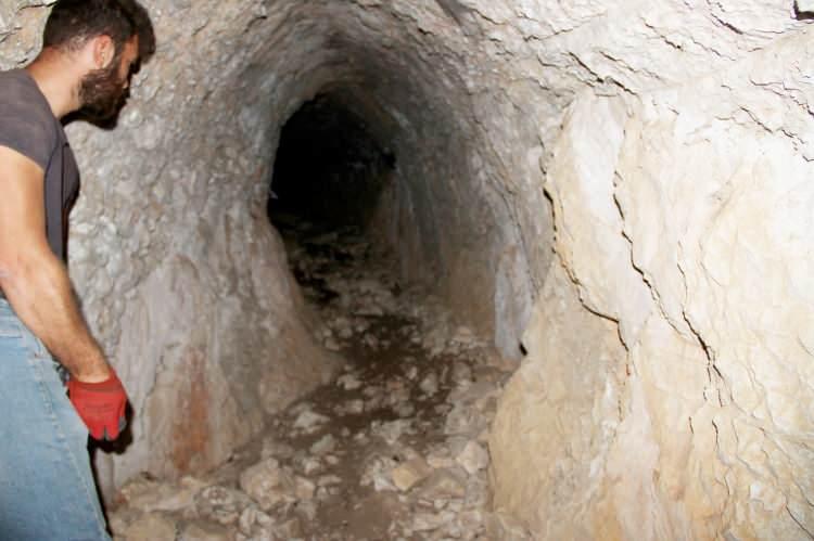 <p>Kazı çalışmaları bir yıl önce başlayan Ula’nın Akyaka Mahallesindeki Ortaçağ kalesinde kale ve sur duvarlarının konservasyon çalışmaları büyük oranda tamamlandı.Kazı ve konservasyon çalışmaları esnasında kalenin kuşatma esnasında askerlerin temiz su ihtiyacını karşımaları için Kadın Azmak deresine bakan bölümde 60 metre uzunluğunda ve 2 metre genişliğinde merdivenli tonoz <strong>tünel</strong> bulundu.</p>
