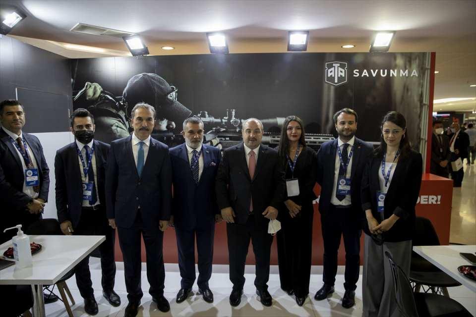 <p>Huğlu Av Tüfekleri standına da uğrayan Varank, firmaya ihracatını artırması ve yurt dışında montaj atölyeleri kurması yönünde tavsiyelerde bulundu.</p>