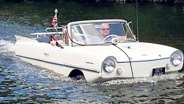 <p>Amphicar </p>

<p>Jetgiller’in oynadığı zamanlarda uçan otomobillerin gerçek olacağına inanmazdık. Ama şu sıralar uçan otomobiller konusunda atılan pek çok adım var. Hatta 1950 ve 60’larda üretilenleri de. 1961’deyse insanlar hem denizde hem de karada gidebilecek bir otomobilin var olabileceğine inanamazdı herhalde. Ancak oldu ve Amphicar ortaya çıktı. 1961’den 1967’ye kadar Almanya’da imal edilen araç, şimdiye kadar otomotiv tarihinin en popüler “sivil amaçlı” amfibik otomobili olarak biliniyor. Eline su döken de çıkmadı henüz. Yaklaşık 4 bin adet üretildi. Ancak performansının zayıflığı ve fiyatının yüksek oluşu, daha ünlü ve popüler olmasını engelledi. Aslında sonunu da getirdi. Ancak koleksiyonların ve klasik tutkunlarının hala sevgilisi durumunda.</p>
