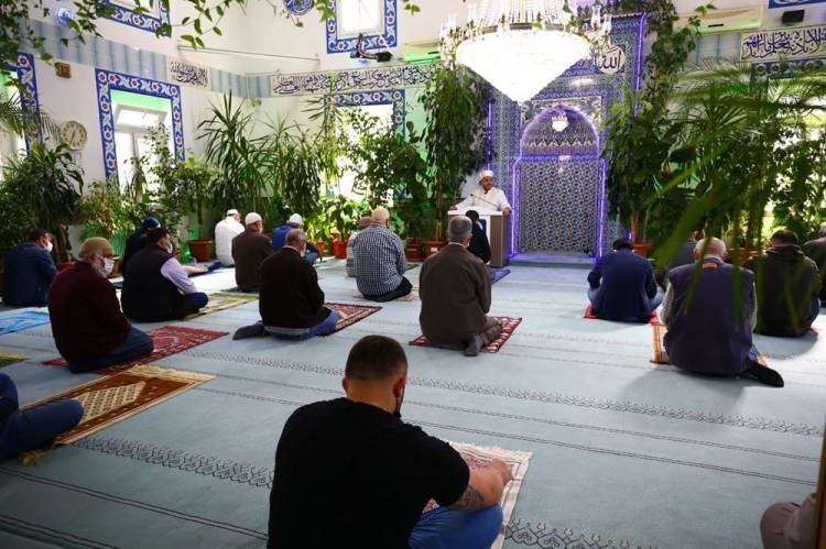 <p>Mahalle sakinlerinden İsmail Erdoğmuş da camiye gelenlerin girişten itibaren çiçeklerle karşılandığını, görüntünün kendilerini etkilediğini anlattı. Erdoğmuş, "Yeşil bir alanda görevi yerine getiriyoruz, çok memnunuz" dedi.</p>
<p> </p>
