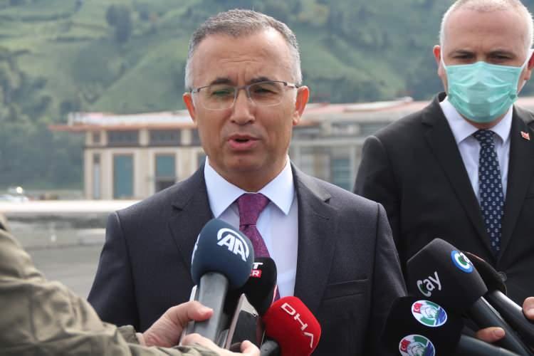 <p><strong>'YAĞIŞLI SEZON NEDENİYLE KÜÇÜK SARKMALAR OLABİLİR'</strong></p>

<p>Üstyapıda da yüzde 48 seviyesinde olduklarını kaydeden Vali Çeber, şöyle konuştu:</p>

<p>“Bu yıl bizi iklim oldukça zorladı. İklim dediğimiz zaman belli bir yere kadar mücadele edebiliyorsunuz. Rize'de 12 Temmuz’da başlayan ve 14-22 Temmuz’da afet olarak öngörülen, ilimize büyük afetler yaşatan yağışlı bir sezon geçirdik. Son 85 günün bugün dahil son 2 günü hariç sürekli yağış vardı ve Rize’de sürekli sarı ve turuncu uyarı vardı. </p>
