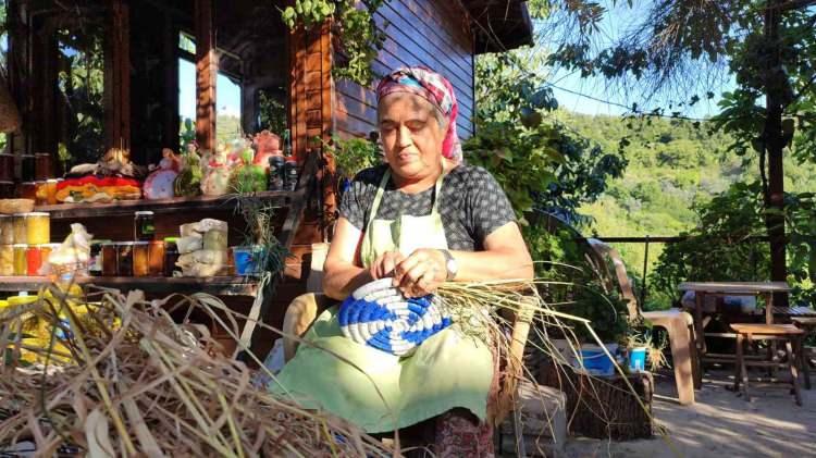 <p>Neriman Şahan, Hıdırbey Mahallesi'nde tarihi dokusu ile &uuml;nl&uuml; Musa Dağı'nda bulunan bir kul&uuml;bede yaptığı &ccedil;eşit &ccedil;eşit re&ccedil;eller, iğne oyaları, oyuncak bebekleri satarak aile b&uuml;t&ccedil;esine katkı sağlıyor.</p>
