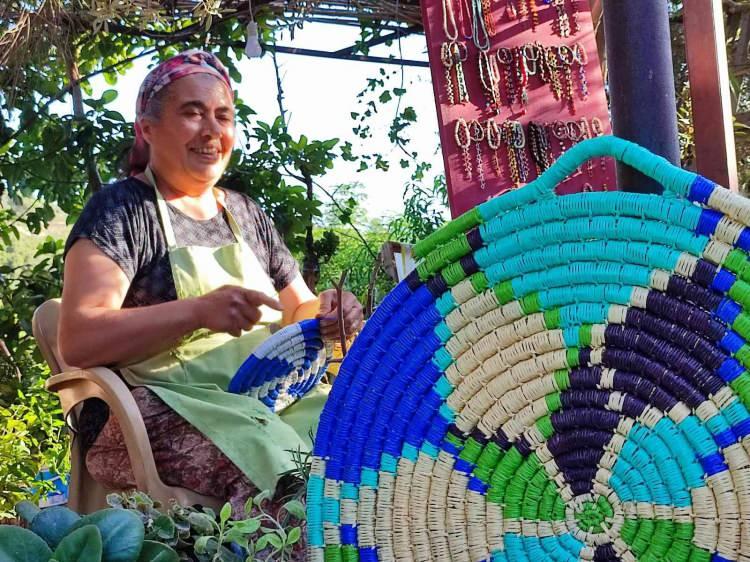 <p><strong>Hatay</strong>'ın Samandağ il&ccedil;esinde yaşayan 59 yaşındaki Neriman Şahan, buğday saplarını boyayarak yaptığı tepsilerle aile ekonomisine katkıda bulunuyor.</p>
