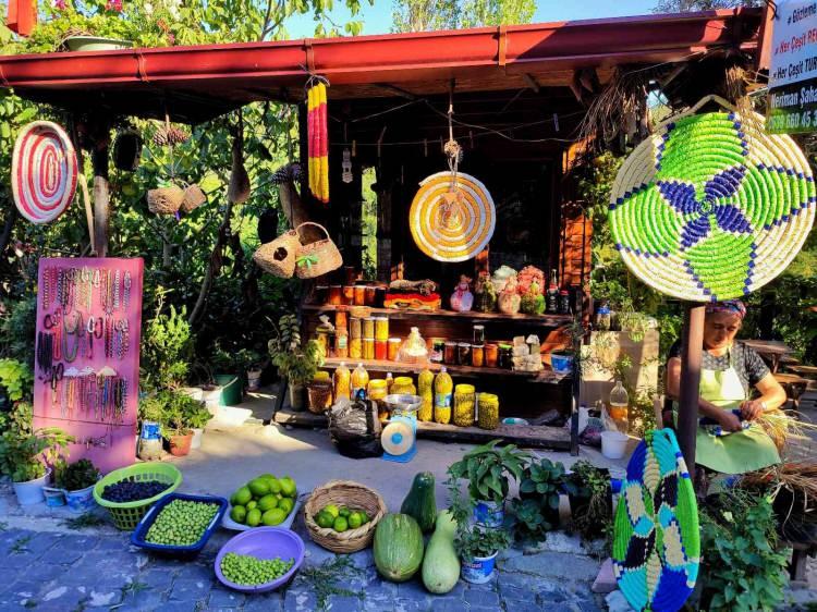 <p>&nbsp;Neriman Şahan, buğday sapı ve şifonla &ouml;rd&uuml;ğ&uuml; rengarenk tepsilerin yoğun ilgi g&ouml;rd&uuml;ğ&uuml;n&uuml; s&ouml;yledi.</p>
