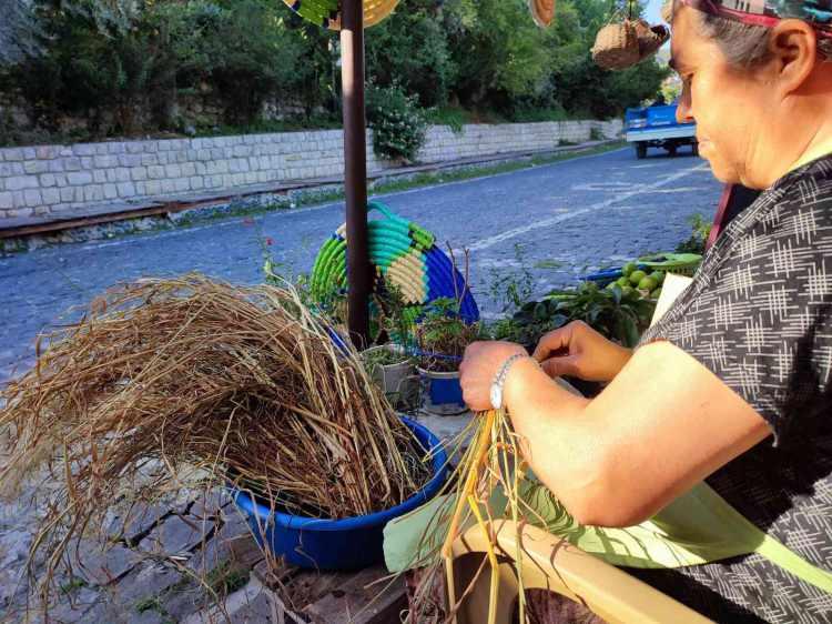 <p>Bu işi kurs aldıktan sonra yapmaya başladığını belirten Şahan, "Tepsinin dolgu malzemesi i&ccedil;in bu sapları, renkli kaplaması i&ccedil;inse naylon kullanıyorum.</p>
