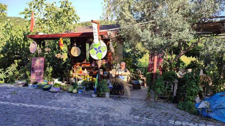 <p>Tepsilerin kahvaltılık, i&ccedil;li k&ouml;fte, ekmek, meyve gibi besinler t&uuml;ketilirken kullanılıyor. Kimi m&uuml;şteriler ise s&uuml;s eşyası olarak kullanmayı tercih ediyor.&nbsp;</p>
