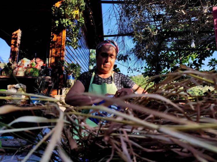 <p>Tepsilerin &uuml;st&uuml;ne isim de yazmaya &ouml;ğrettiler. Ben ilk başladığımda da tepsiye Musa ağacını ismini yazdım ve aile ge&ccedil;imini bu kul&uuml;bede yaptığım el emekleri ile sağlıyorum " dedi.</p>
