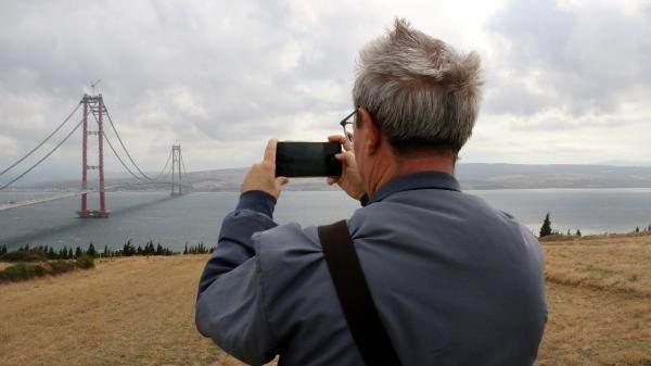 <p>Çanakkale Onsekiz Mart Üniversitesi Fen Edebiyat Fakültesi Tarih Bölümü Başkanı Prof. Dr. Reyhan Körpe, "Yaklaşık 2 bin 500 yıl önce Çanakkale Boğazı'nın en dar yeri olan Nara Burnu ile Bigalı Kalesi arasında kalan bölgeye Persler bir değil, iki köprü inşa ettiler.</p>

