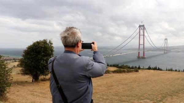 <p> Bu köprü Pers Kralı Kserkses tarafından, Yunanistan'ı fethetmeye giden Pers ordusunun geçişi için yapılmıştır. Antik kaynaklara göre, yaklaşık 1 milyona yakın askere sahip Pers ordusu Çanakkale Boğazı'nı geçerek, Yunanistan'a gitti" dedi.</p>
