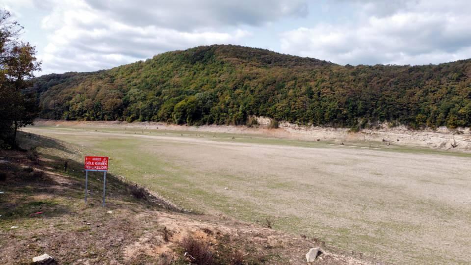 <p>Kazandere Barajı'nın doluluk oranı yüzde 8,02'ye, Pabuçdere'ninki ise yüzde 3,19'a düştü. Tekirdağ Namık Kemal Üniversitesi Çorlu Mühendislik Fakültesi Dekanı Prof. Dr. Lokman Hakan Tecer, Marmara Bölgesi'nde mevsim normallerine göre yağışlarda yüzde 46 azalma olduğunu belirterek, "Sonbahar ile birlikte artan yağışlarla birlikte barajlar dolacaktır" dedi.</p>
<p> </p>