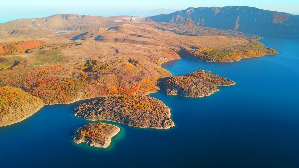 <p>Her yıl binlerce yerli ve yabancı turisti ağırlayan Nemrut Kalderası sonbaharla birlikte ziyaretçilerini kendine hayran bıraktı. Pastel renklerin ağır bastığı Nemrut’a gelenler doğa harikası karşısında şaşkınlıklarını gizleyemezken, çektikleri fotoğraflarla anı donduruyorlar. Van Gölü Havzası’nın batısında, Bitlis’in Tatvan, Ahlat ve Güroymak ilçeleri arasında yer alan ve Avrupalı Seçkin Destinasyonlar Projesi (EDEN) kapsamında ’Mükemmeliyet Ödülü’ alan 2 bin 250 rakımlı Nemrut Krater Gölü, doyumsuz manzarasıyla ziyaretçilerini hayran bırakıyor.</p>

<p> </p>
