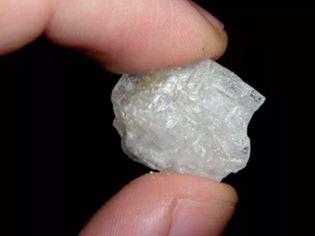 <p>Metamfetamin 1 gramı: 100 dolar Bu madde ilaçlarda kullanılır, yüksek dozda uyuşturucu etkiye sahiptir ve bağımlılık yapar.</p>