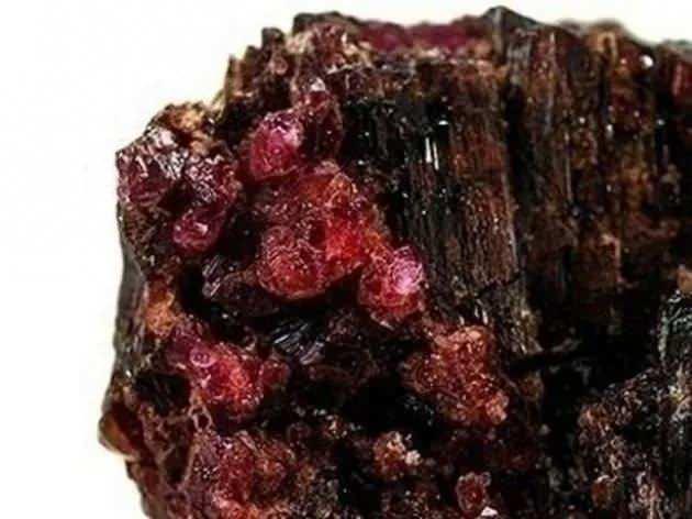 <p>Painite 1 gramı: 9000 dolar Nadir bulunan bir borot minerali olan, içindeki demir oranına göre farklı renklerde bulunan Painite, şifa niyetine kullanılan bir kristaldir.</p>