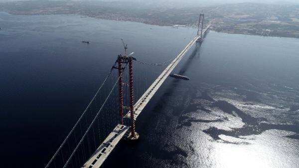 <p>Cumhuriyet'in 100'üncü yılını simgeleyen 2023 metrelik orta açıklığıyla, dünyanın en uzun orta açıklığa sahip asma köprüsü unvanını da alacak olan 1915 Çanakkale Köprüsü'nün 318 metre yüksekliğindeki kuleleri ise Çanakkale Deniz Zaferi'nin kazanıldığı gün olan 18 Mart'ı simgeliyor.</p>
