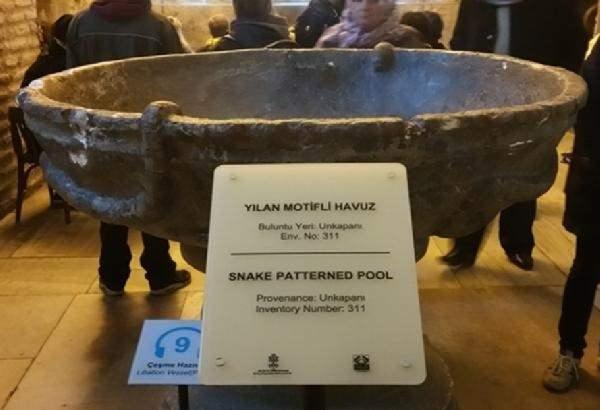 <p>Bu objeler yeni yapılan inşaatlarda bir şekilde kullanıldı. Ayasofya Camii'nde buna benzer bir mermer obje daha var. Aynı zamanda Ayasofya Camii'nde bulunan mermer objenin üzerinde de bir yılan motifi vardır. </p>