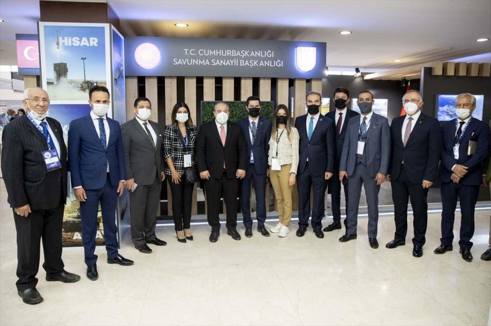 <p>Sektörün ne kadar hızlı ve dinamik olduğunu fuarda görebildiklerini anlatan Varank, "Savunma sanayisi alanlarında Türkiye'de yatırım açısından büyük imkanlar var. Yerli ya da yabancı ayırmıyoruz. Türkiye'de yatırım yapmak isteyen herkesi ülkemize davet ediyoruz." diye konuştu.</p>
