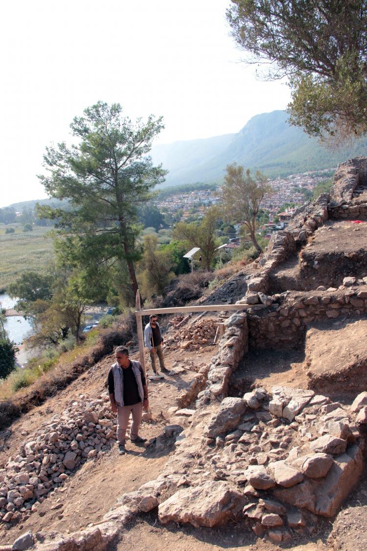 <p>Yaklaşık 2 metre yüksekliğindeki <strong>tünel</strong>in iç kısmında kazı çalışmalarımız devam ediyor. Toplam 60 metre uzunluğundaki <strong>tünel</strong>in güney bitiminin kazıları yapılırken, kapalı bir bitimi olduğu görüldü.</p>
